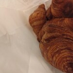 ル・クロワッサン - プチクロというよりは 中間サイズのクロワッサンです　結構 1つが大きいです