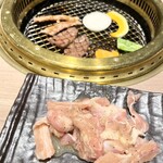 肉の割烹　田村 - せせりと焼いてるお肉たち