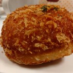 ル・クロワッサン 東中浜店 - 自家製煮込みの牛肉入り極厚カレーパン　大阪の甘辛カレーが入っていました　今日1日分のカロリー これでゲットですね　いかんいかん(^_^;)