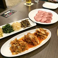 天壇  祇園本店 - 塩上タン・白菜キムチ・ナムル四種盛合せ