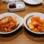 炭火焼肉ホルモンさわいし - キムチ、カクテキ