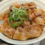 松屋 - この店は放射状に豚肉が並んでた
