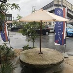 AOZORA - お店の前にある石のベンチ