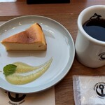 MOTHER PORT COFFEE エスパル仙台本館3階店 - ニューヨークチーズケーキはホロホロ崩れる、手前のソースと絡めて食べるとホロホロを回収できる。