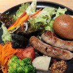 イタガキ フルーツ カフェ - 全粒粉のパンか１６穀米かを選べる