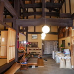 あかね - 玄関で口を脱いでホールに入ります☆
