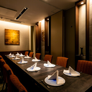 完全個室完備◆落ち着いて食事が楽しめるシックな店内