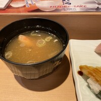 鮨丸 - 海老頭入り味噌汁はお出汁の甘さが良い