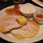 27375238 - リコッタチーズのパンケーキ 特製メープル添え
                      
                      （ホイップトッピング）