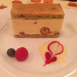 シェ・ピエール - ピスタチオと杏だったかなー。ダッグワーズ風の皮も美味しい