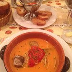 シェ・ピエール - お待ちかねブイヤベース4000円これも半量ずつサーブ。真ん中のが美味しいソース！色々味わいも変えて楽しめる