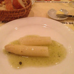 シェ・ピエール - ホワイトアスパラをホットなハーブビネガーで