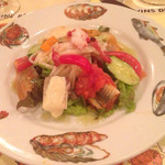 シェ・ピエール - オマール海老と海の幸のサラダ2800円。2人でシェアと伝えると半分に取り分けてサーブされます。なので半皿でこのボリューム