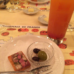 アペタイザーはアスピックとオリーブ