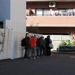 丿貫 - 行列。店の並びにある駐車場が行列場所。