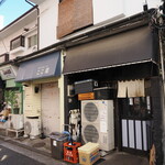 丿貫 - 店舗の並び。この左側が行列場所の駐車場