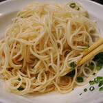 丿貫 - 和え玉の麵とその下の油ダレ