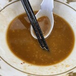 ラーメン もっけだの - 『白味噌豚骨ラーメン+ネギ+トッピング全盛り』のスープ