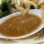ラーメン もっけだの - 『白味噌豚骨ラーメン+ネギ+トッピング全盛り』のスープ