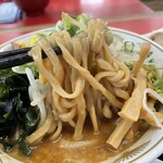 ラーメン もっけだの - 『白味噌豚骨ラーメン+ネギ+トッピング全盛り』の麺