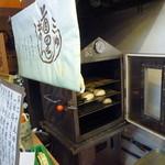 中村製菓 - 月桃の香りを含んだ蒸気がお店中に広がります