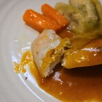 キッチン ブルー グローブ - カンパチをカット