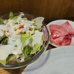 キッチン ブルー グローブ - サラダ。お新香のアップ、赤いカブのお新香