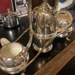 梅田珈琲館YC - 真ん中のポットにおかわり分の珈琲が入ってます