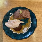 能加万菜 市場屋 近江町総本店 - 炙りで加賀牛とノドグロ。お皿は九谷焼き。