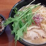 麺処 やのや - 海老鶏白湯と豚めし。葉っぱいらん