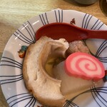 能加万菜 市場屋 近江町総本店 - 金沢おでん。車麩、赤巻き、鶏団子、大根。