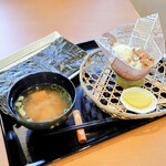 おにぎり昔ばなし - 料理写真:角煮おにぎり、海苔、味噌汁、漬物