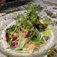 SAMURAI dos Premium Steak House 八重洲鉄鋼ビル店 - デトックスサラダ　有機野菜をたっぷり使いオリーブオイルで仕上げたサラダ、ハンバーグ前にスッキリ