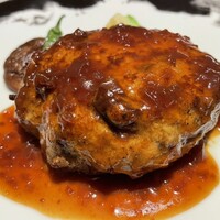 SAMURAI dos Premium Steak House 八重洲鉄鋼ビル店 - ビーフハンバーグ　２３０ｇとボリュームあるお肉は和牛とアンガスビーフのミックス、粗びきで肉々さが楽しめる流石の一品