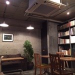 カフェ オブスキュラ - 落ち着いた雰囲気の店内