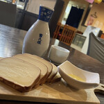 焼きもの家 慶 - 熱燗とスモークチーズと言う意外だけど結構合うコンボ