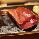 鮨 こしかわ - 食べごたえのある二枚重ねの燻製してあるかつお！