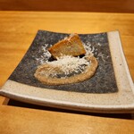 鮨 こしかわ - 海老芋を蒸して炊いて揚げたやつに、きのこのソースとチーズがかかりました(@_@)