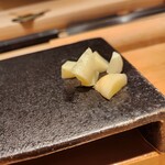 鮨 こしかわ - 甘ったるくない塩味の効いたガリ。スライスでなく、ぶつ切りが斬新(笑)！