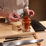 鮨 こしかわ - バカラの入れ物(本来は一輪挿し)に入ったイクラ