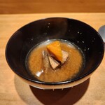 鮨 こしかわ - 鮭と根菜の味噌汁、ほっこり上品。胃が落ち着く。