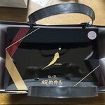 叙々苑 名古屋名駅店 - 上品そうな紙袋と鎮座するお弁当たち