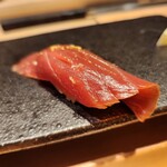 鮨 こしかわ - カツオの漬け、仕上げの柚子の皮、香りがフルーティー