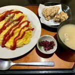 JAPANESE RESTAURANT 食楽 たざわこ - 唐揚げ2つとオムライス　1,210円(税込)