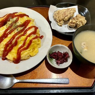 JAPANESE RESTAURANT 食楽 たざわこ - 料理写真:唐揚げ2つとオムライス　1,210円(税込)