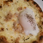 菜園ブッフェ　ピソリーノ - 温泉卵ピザ