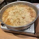 博多もつ鍋前田屋 - 〆にちぢれ麺投入