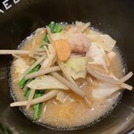 博多もつ鍋前田屋 博多店 - ごぼうやキャベツ、人参、こんにゃく、豆腐、ニラと全部美味しい