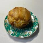 pasticceria CINO - アップルカスタード，４５０円。
 
リンゴのソテーとカスタードクリームを使った甘いフォカッチャです。
 