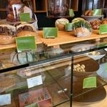 pasticceria CINO - お店の入口にはお洒落なお菓子やパンが並んでました。
 